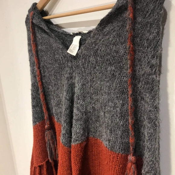 Beautiful knit poncho - Picture 3 of 7